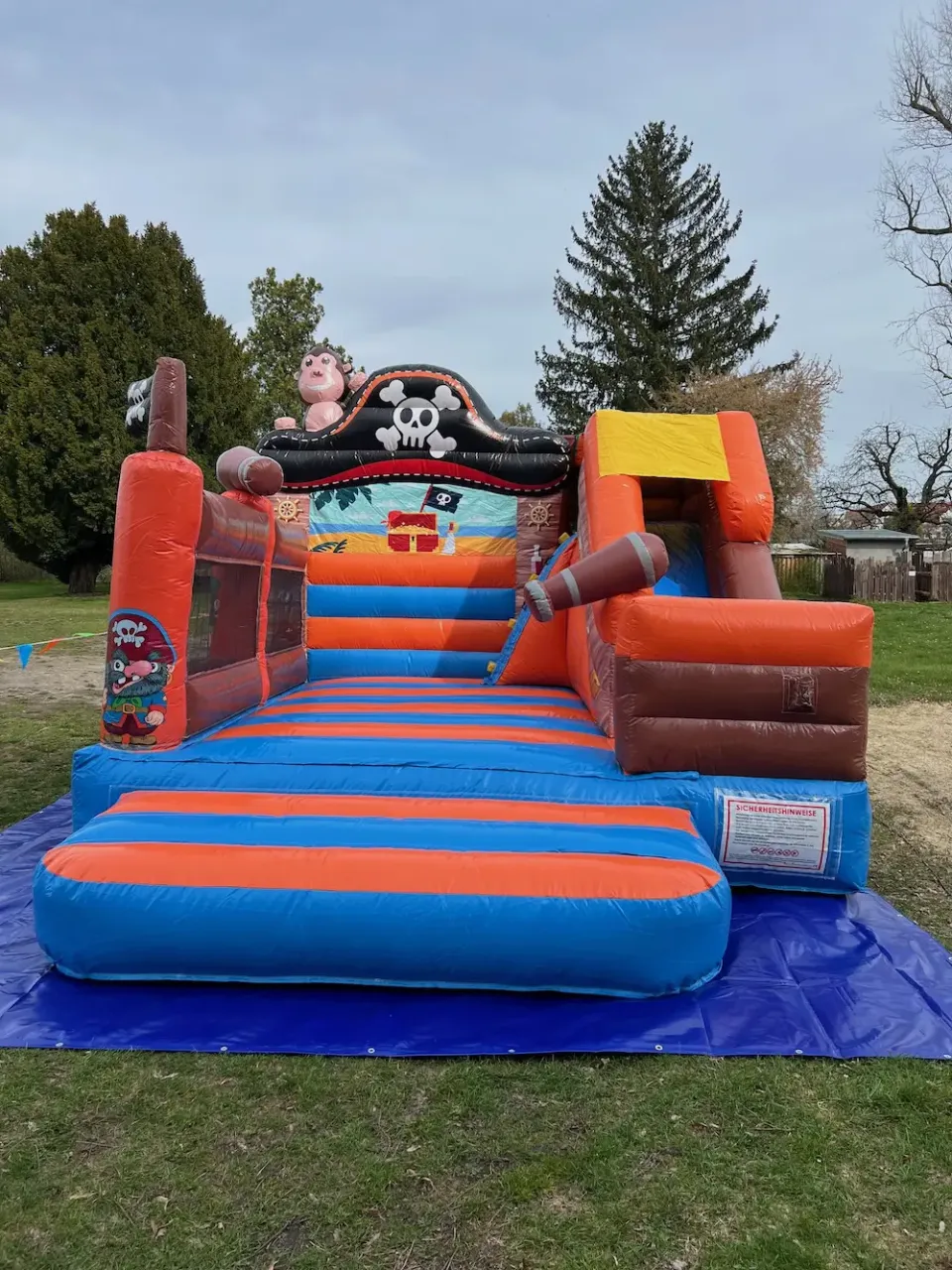 Einweihung neuer Hüpfburg am Osternachmittag