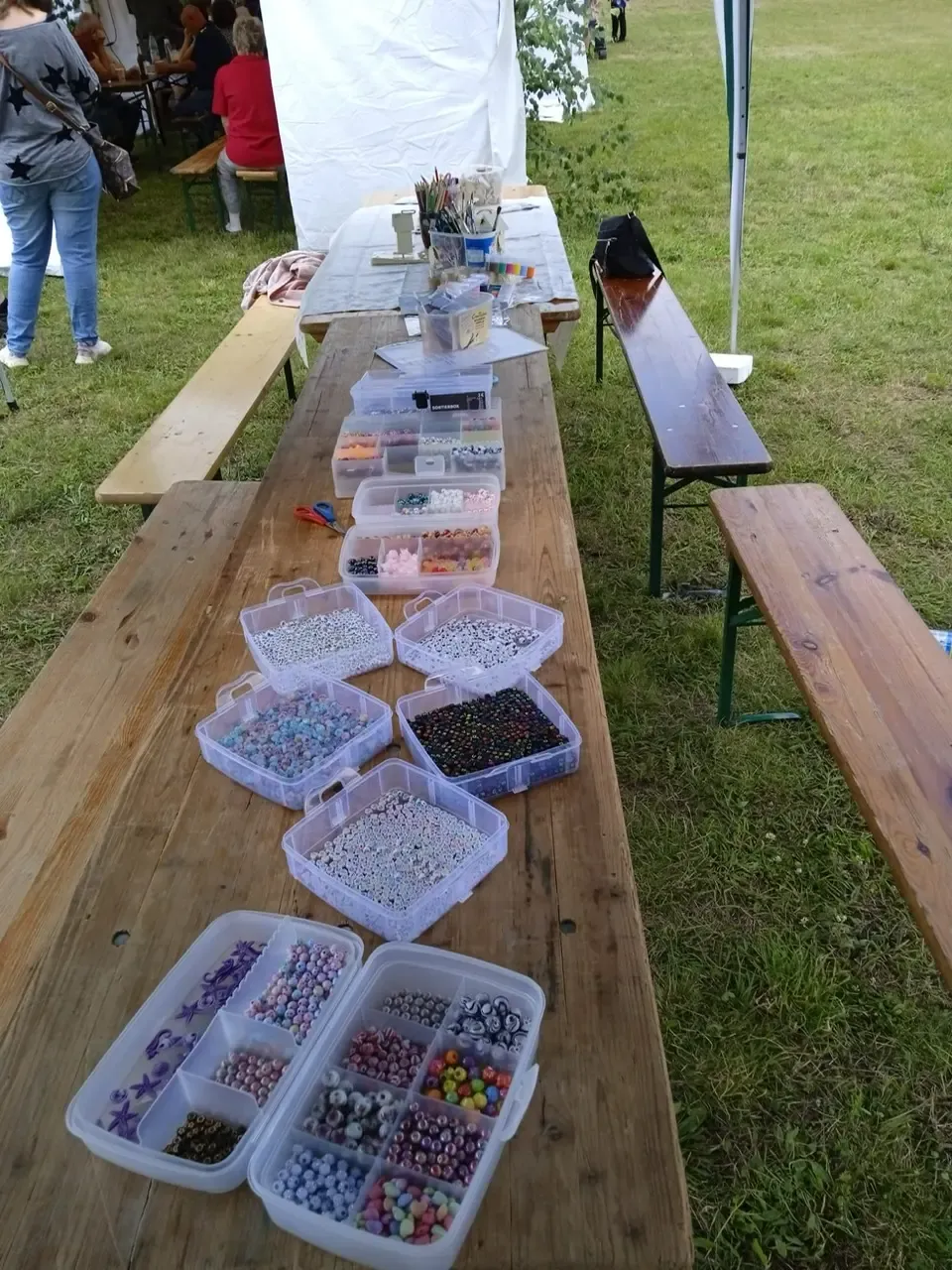 Jugendpflegerin mit Kreativangeboten beim Straacher Dorffest