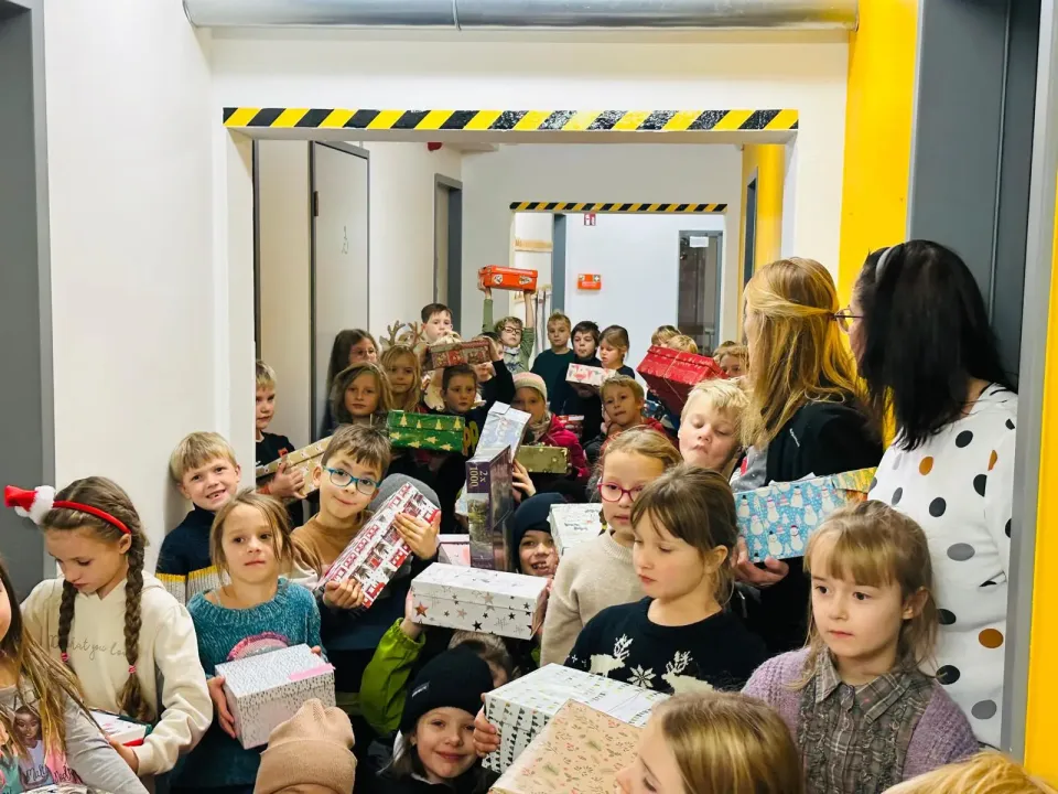Evangelische Grundschule spendet über 60 Weihnachtsgeschenke an Reso-Witt