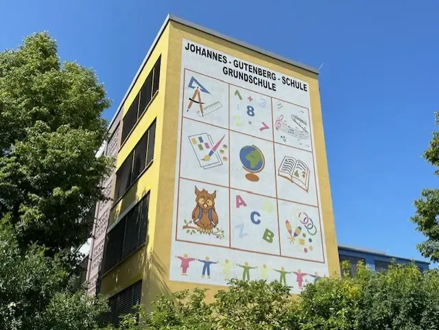 Bunt bemalte Fassade der Grundschule Johannes Gutenberg in Gräfenhainichen