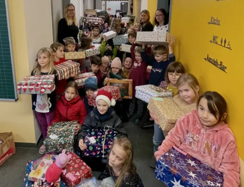 Evangelische Grundschule spendet über 60 Weihnachtsgeschenke an Reso-Witt