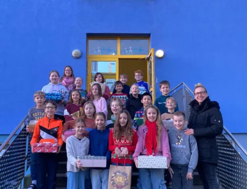 Weihnachtsgeschenke und Spiele für betreute Kinder