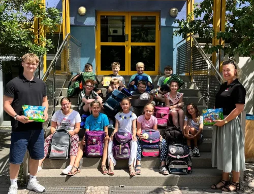 Schülerinnen und Schüler der Ev. Grundschule WB spenden Ranzen für betreute Kids des Reso-Witt e.V.